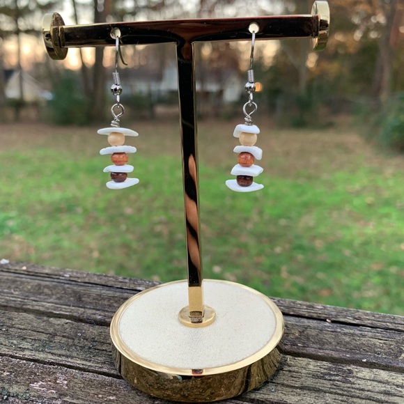 🐚NEW Handmade Puka Shell & Wood Earrings🐚 - Picture 3 of 4